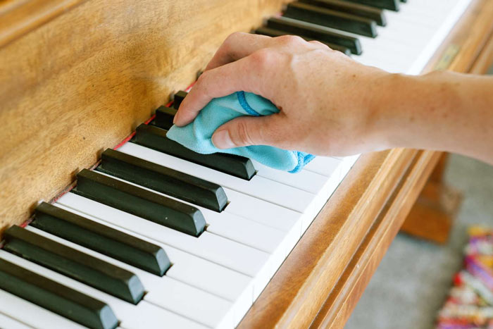 پاک کردن کلیدهای پیانو با خمیر دندان