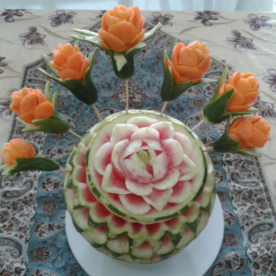 تزیین هندوانه به شکل گل به همراه هویج