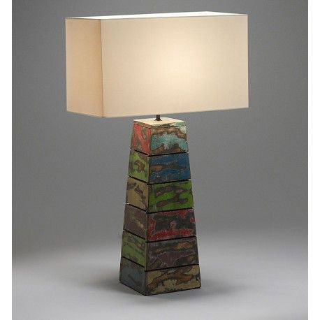 آباژور فانتزی با پایهای متشکل از چوب رنگ آمیزی شده