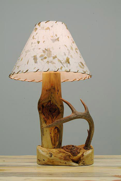 آباژور چوبی رومیزی با تزئین شاخ گوزن