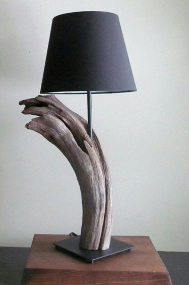 آباژور با پایهای به شکل چوب خمیده