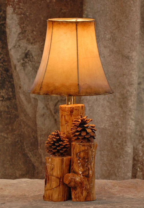 آباژور رومیزی با پایه‌ی چوب طبیعی به شکل تنه درخت و تزئینات میوه‌ی کاج