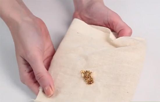 قطعه‌های طلا را با یک پارچه نرم خشک کنید