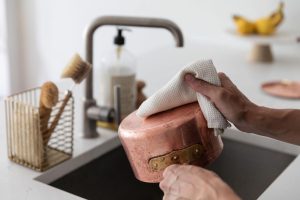 تمیز کردن ظروف مسی