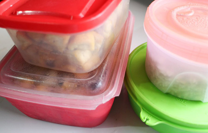 برای فریز کردن مواد غذایی از ظروف پلاستیکی درب دار استفاده کنید