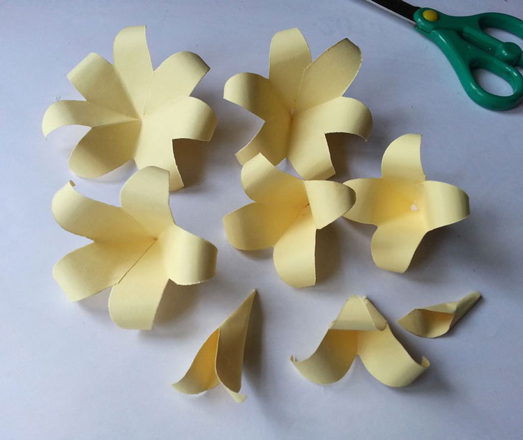 ساخت گل کاغذی به شکل صد پر لبه تیز 5