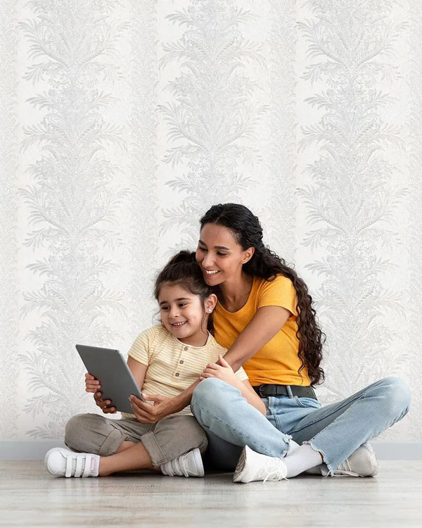 کاغذ دیواری سفید طوسی برای پذیرایی کوچک