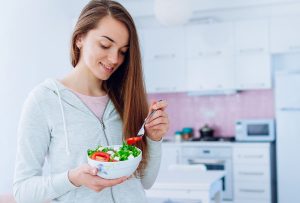 برای جلوگیری از ریزش مو چه بخوریم