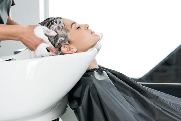 ماساژ پوست سر برای جلوگیری از ریزش مو 