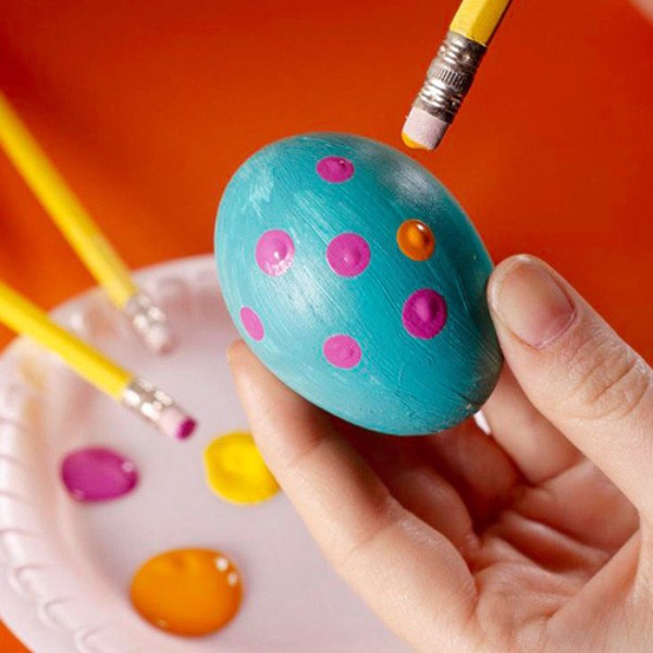 طراحی ساده روی تخم مرغ رنگی