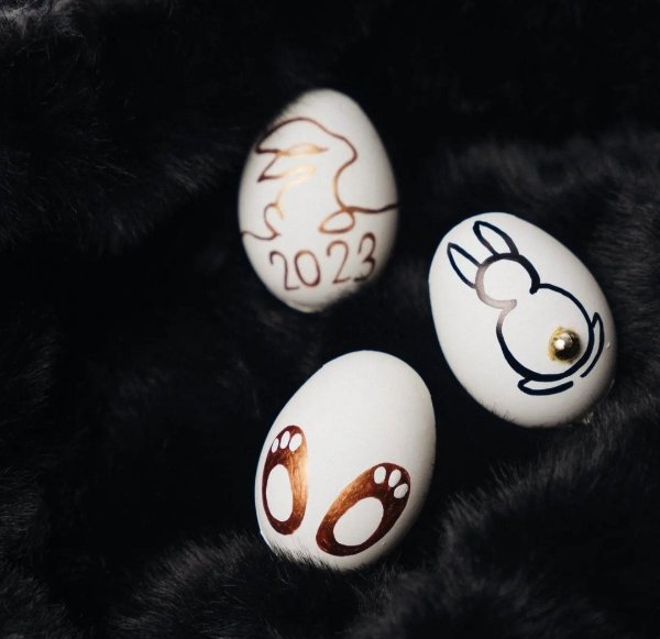 طراحی با ماژیک مشکی و طلایی روی تخم مرغ هفت سین