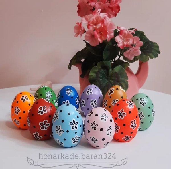 طراحی با ماژیک و اکریلیک روی تخم مرغ رنگی