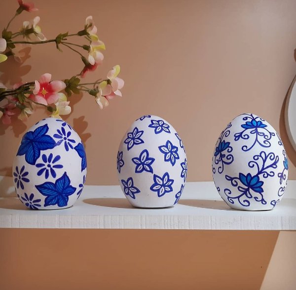 طراحی روی تخم مرغ با ماژیک آبی