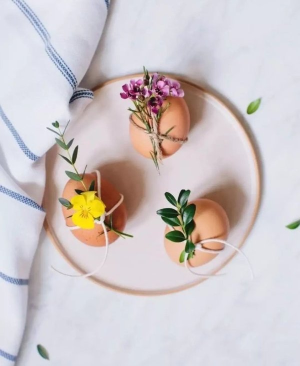تزیین ساده و مدرن تخم مرغ هفت سین با گل