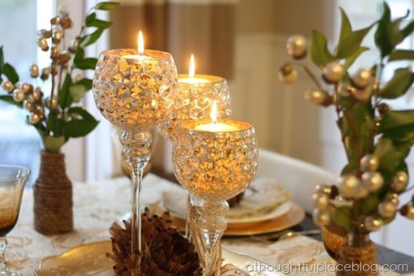 ایده استفاده از شمع در جام برای میز