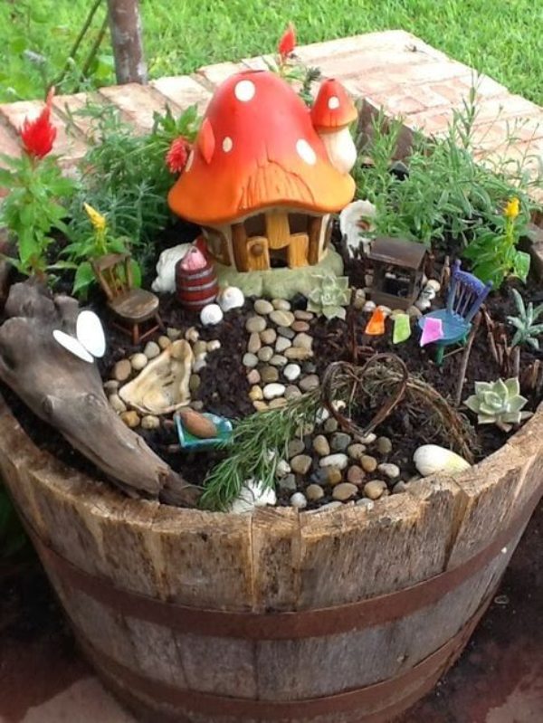 باغچه مینیاتوری در سطل چوبی 