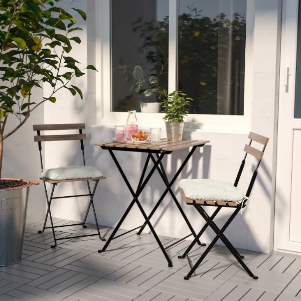 استفاده از میز و صندلی ساده در تراس 