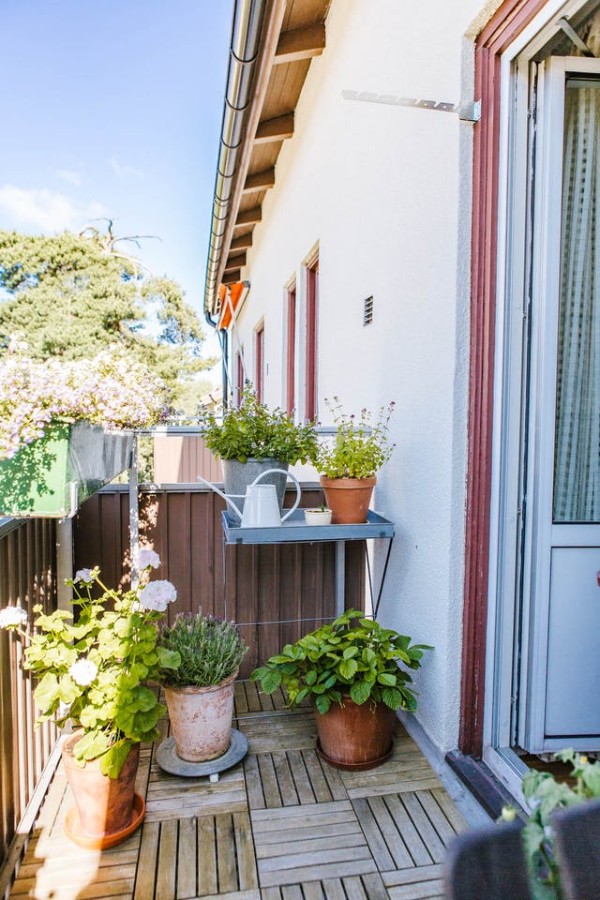 طراحی بالکن خانه ویلایی با گل و گیاه