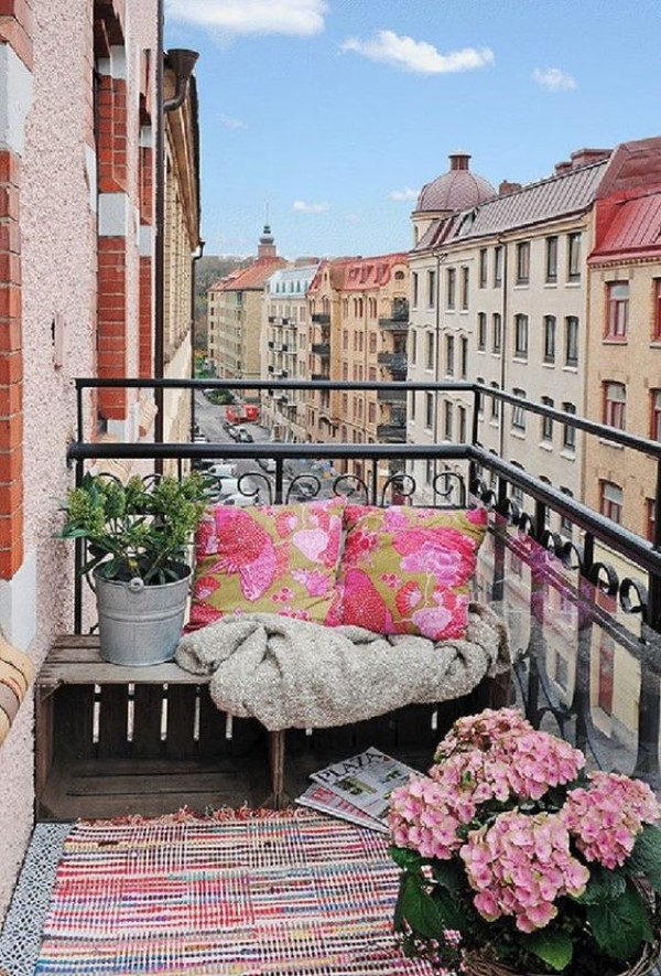 دکوراسیون تراس کوچک آپارتمانی با گل و مبلمان