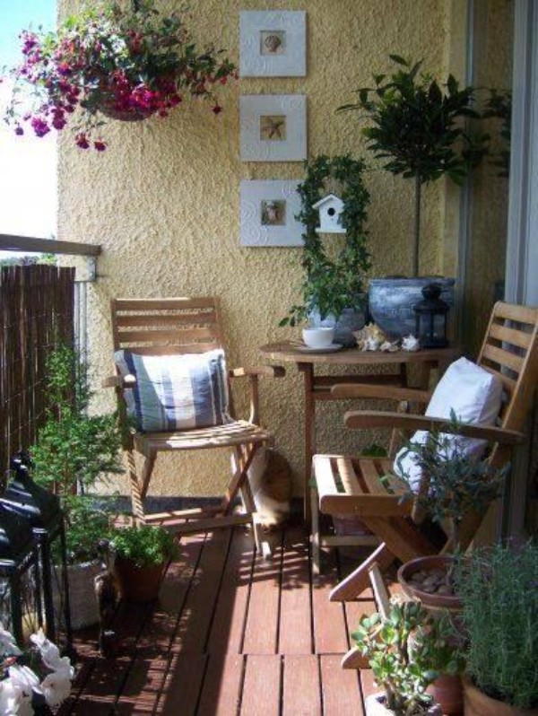 چیدمان میز و صندلی و گل و گیاه در بالکن 