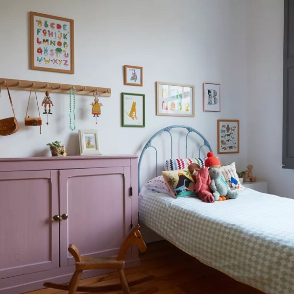 دکوراسیون اتاق خواب دخترانه با استفاده از قاب و رنگ های شاد