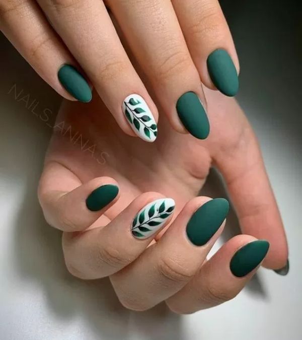 ترکیب لاک سبز زمردی با سفید طرح دار