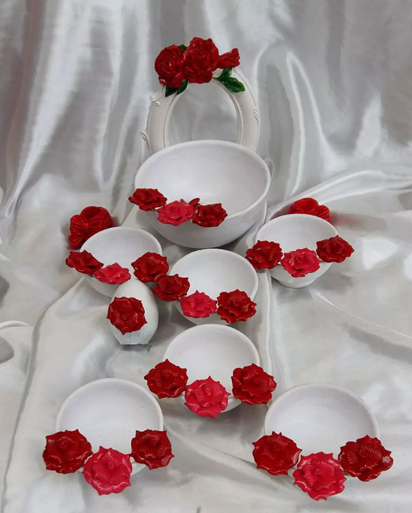ظروف سفره هفت سین سفید با گل های قرمز 