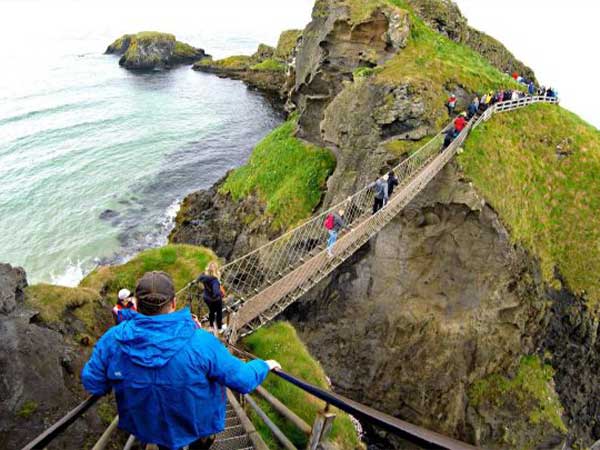 پل طنابی در ایرلند شمالی (Carrick a Rede)