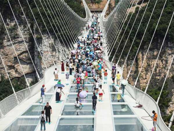 پل شیشه‌ای معلق در چین