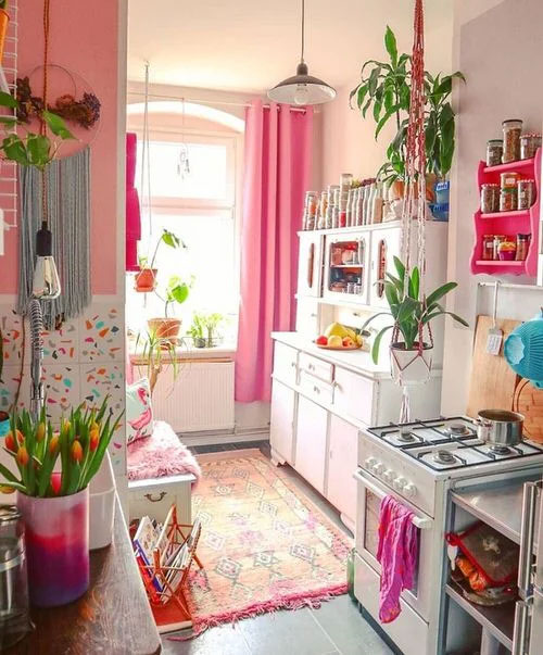 زیبا کردن فضای آشپزخانه با گلدان های گل