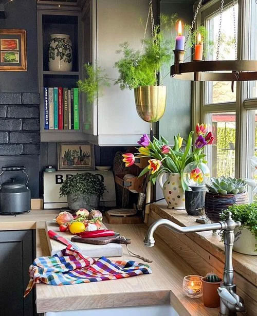 استفاده از گلدان های گل رنگی برای فضاسازی آشپزخانه
