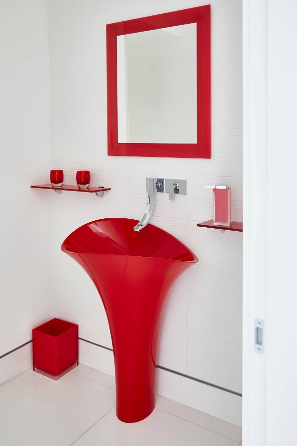 حمام و دستشویی قرمز
