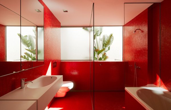 حمام و دستشویی قرمز