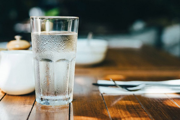 نوشیدن آب برای محافظت از پوست در تابستان