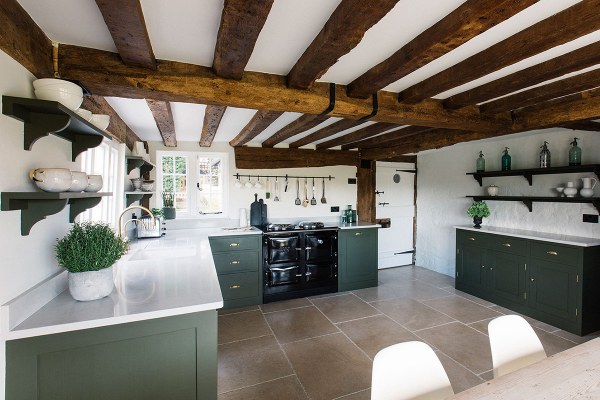 آشپزخانه روستیک با سقف چوبی