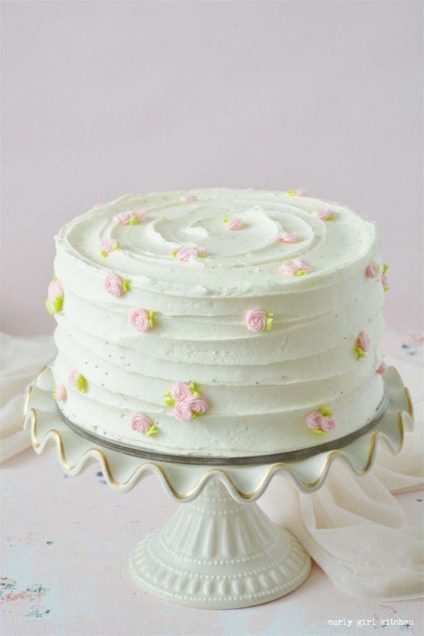 کیک مینیمال با گل صورتی