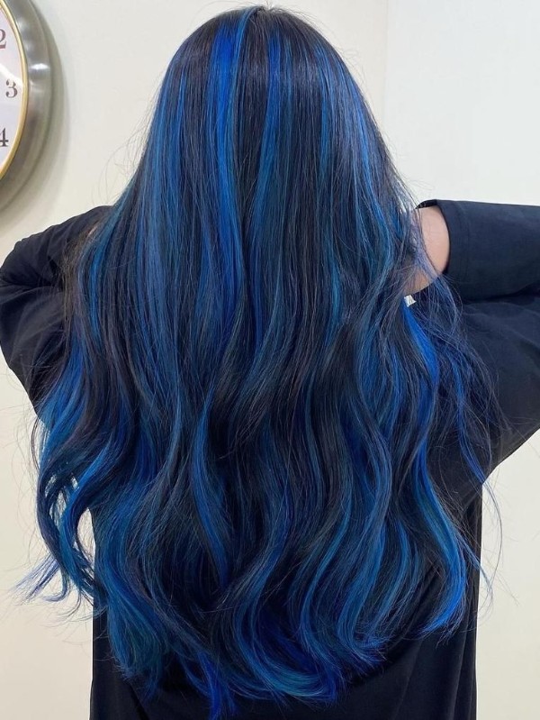 هایلایت آبی موی بلند مشکی
