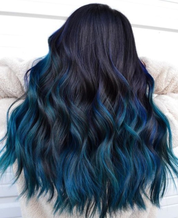 هایلایت آبی کهکشانی روی موی مشکی