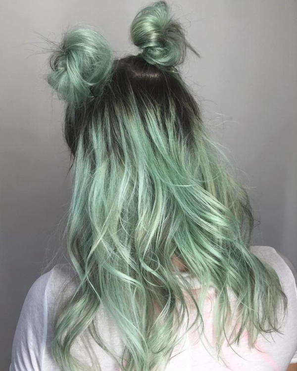 سبز یخی روی موی بلوند