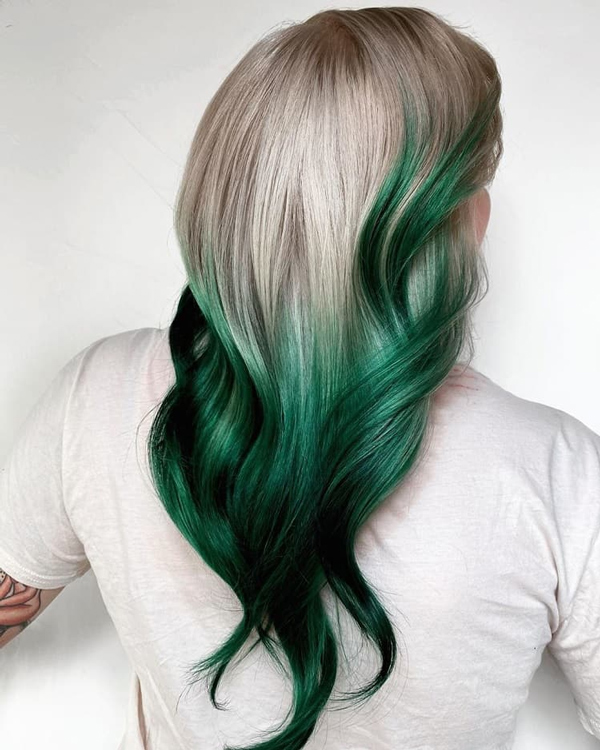 سبز اقیانوسی روی موی بلوند