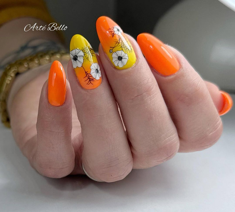 طراحی گل با لاک نارنجی