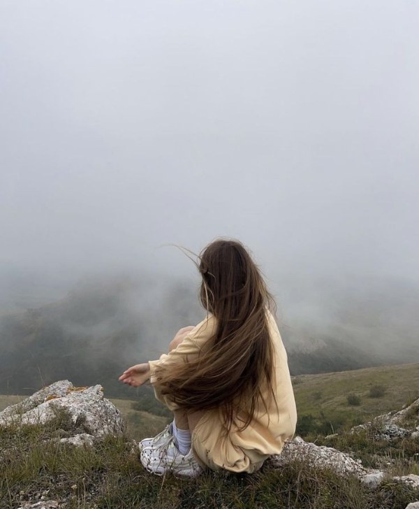 عکس دختر بدون چهره در مه