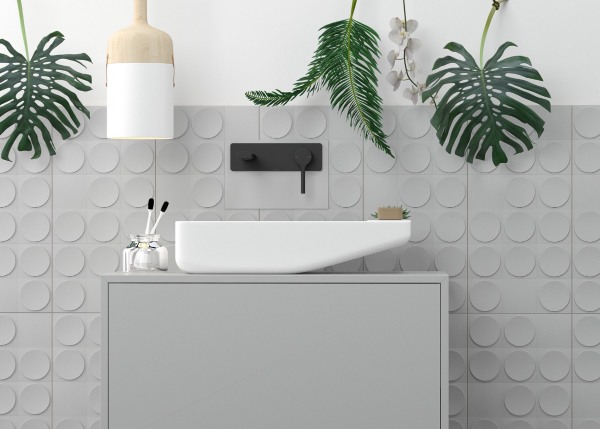 حمام سفید و خاکستری با گیاهان آپارتمانی