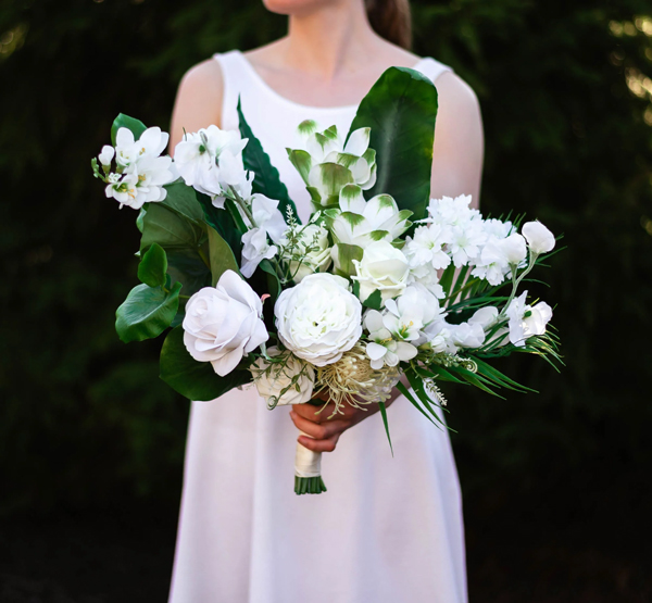 دسته گل عروس با تزئین گل های وحشی