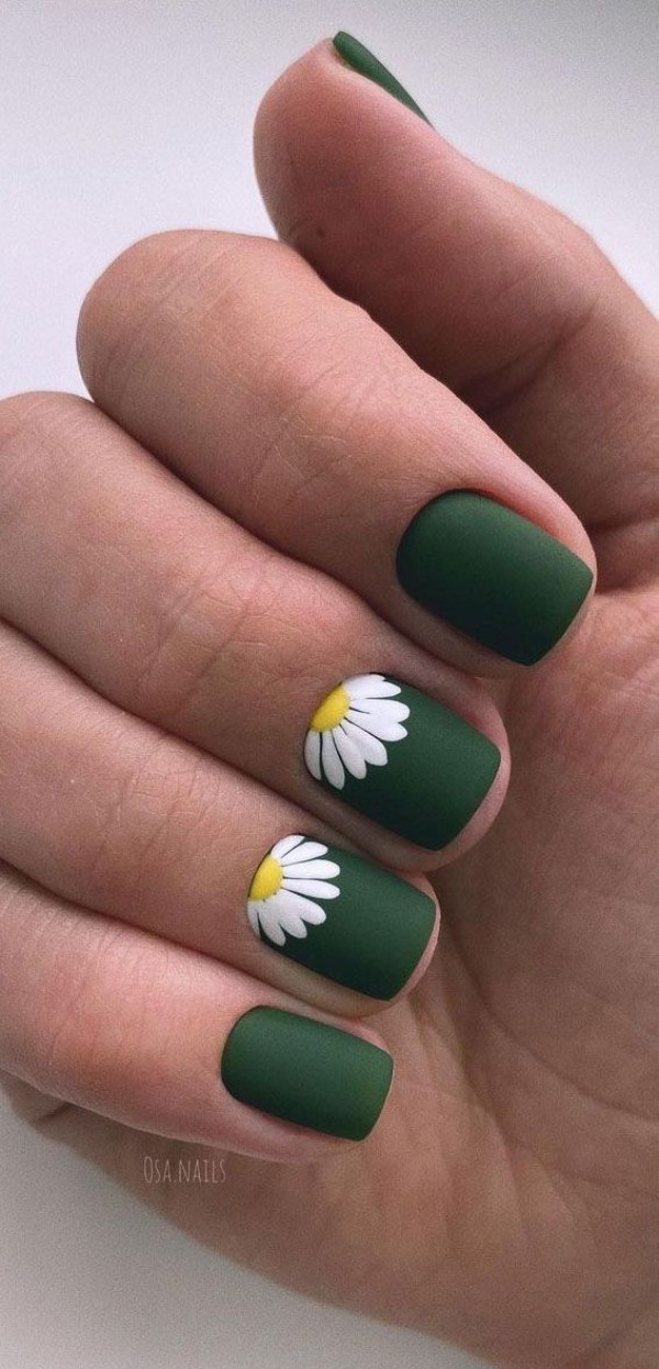 طراحی ناخن بابونه سبز رنگ