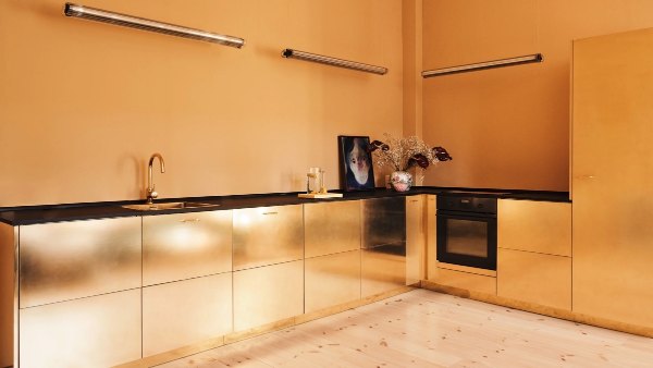 طراحی دکوراسیون آشپزخانه طلایی کرم