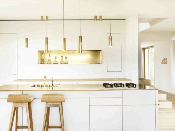 ایده دکوراسیون آشپزخانه سفید طلایی