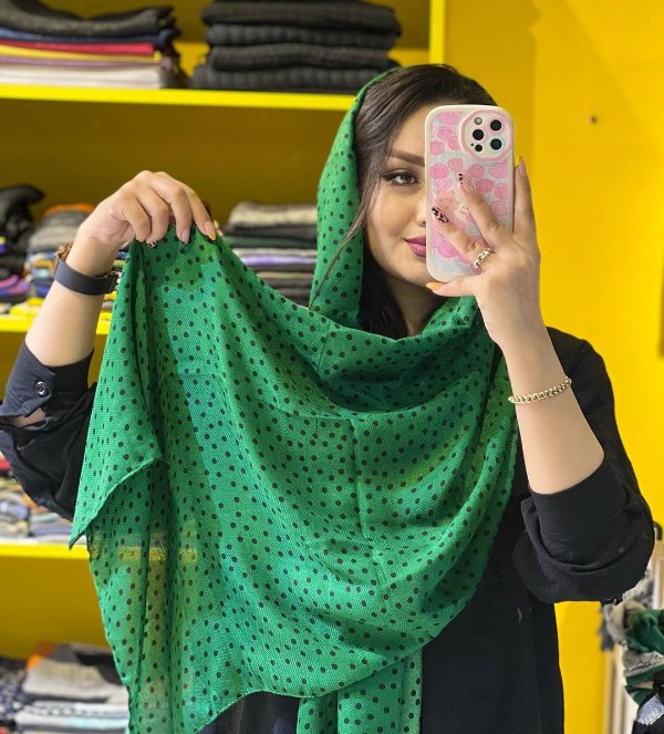 شال سبز با خال خالی ریز