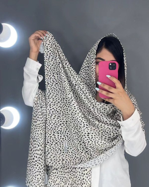 شال مشکی سفید خال خالی