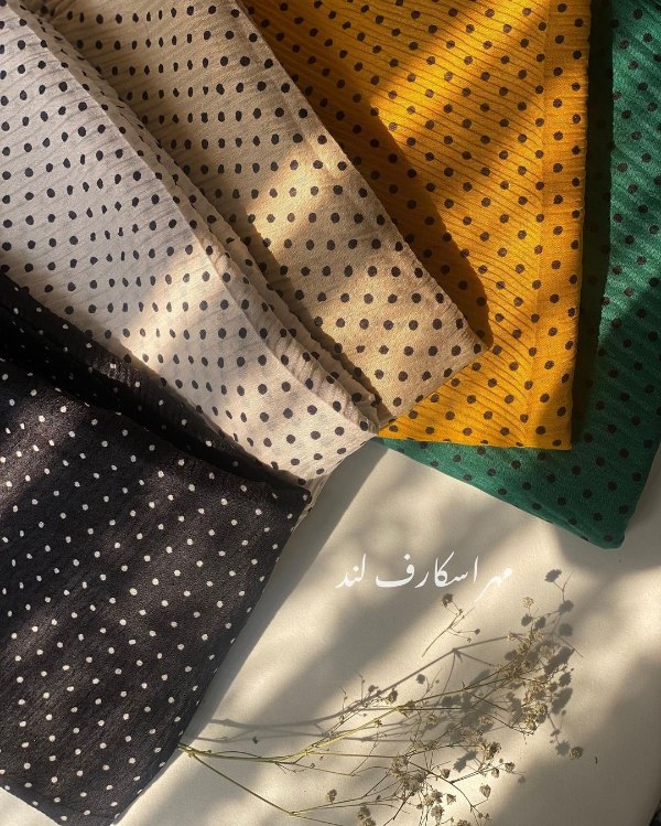 شال پلیسه‌دار خال خالی